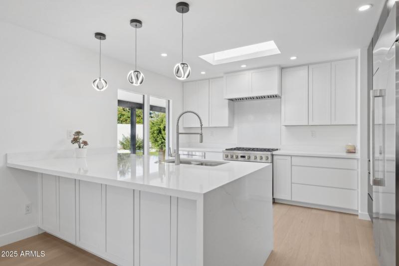 13-web-or-mls-342-e-orangewood-ave