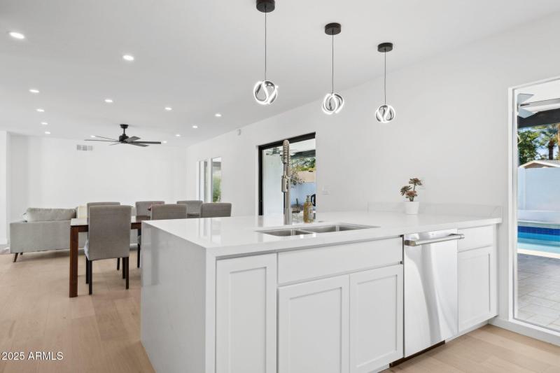 15-web-or-mls-342-e-orangewood-ave