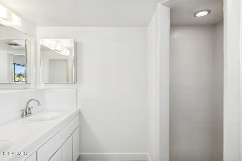 21-web-or-mls-5428-e-pinchot-ave