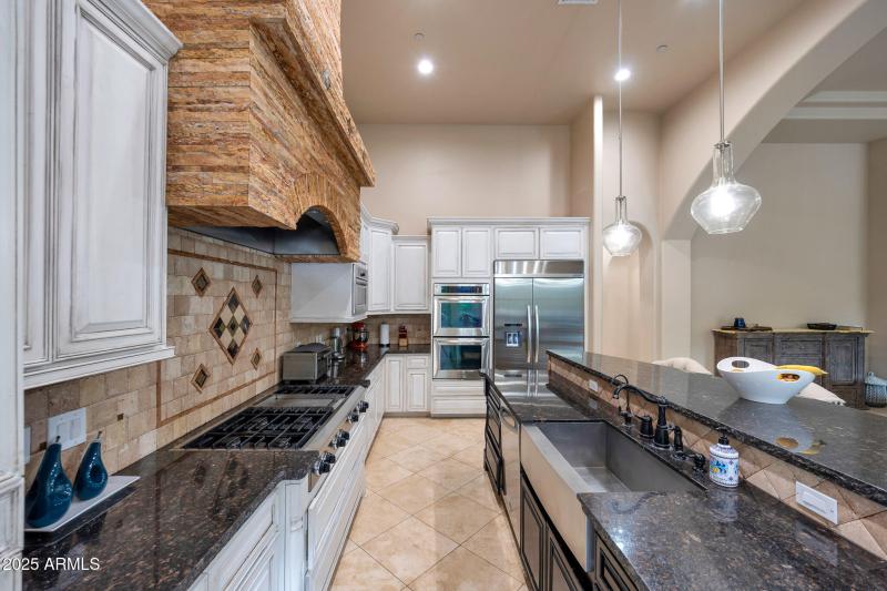 Chef’s Kitchen with Luxury Range