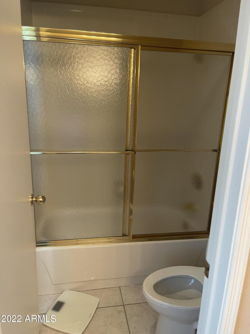 5518 E Lindstrom Ln-Master Tub