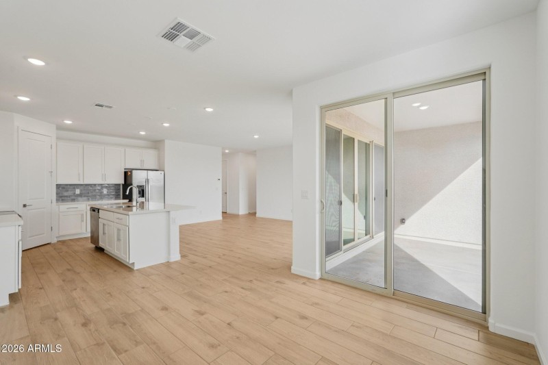 11-web-or-mls-S 95th Dr-S2201-011