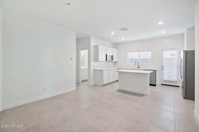 11-web-or-mls-1476-s-241st-ave