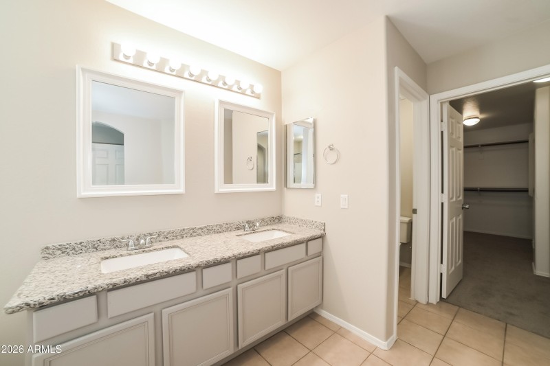 1006100.2539 W MALDONADO RD - Main Bathr