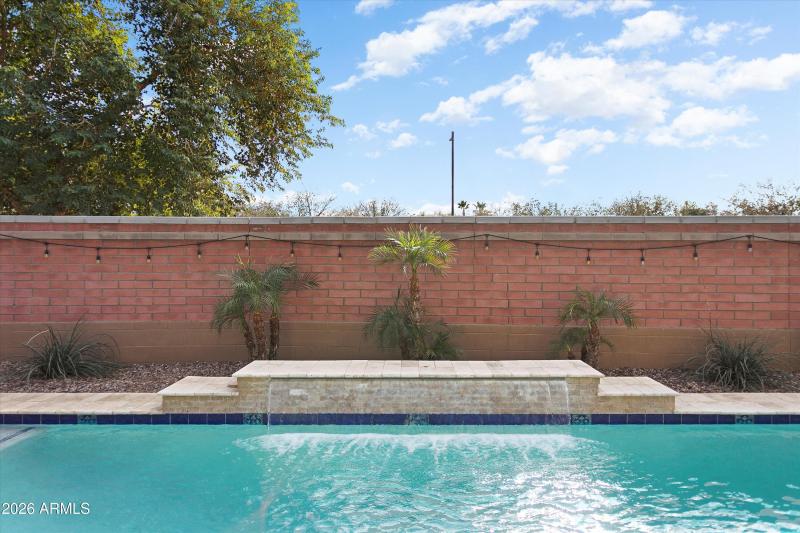 68-14885 W Dreyfus St