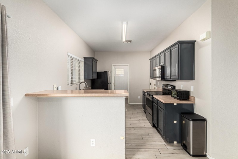 Kitchen with breakfast bar