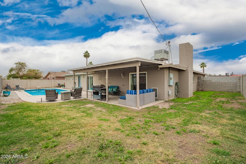 Covered Patio / Side Yard