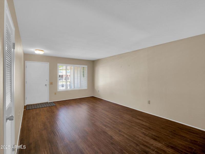 09-10825 W Caron Dr-5