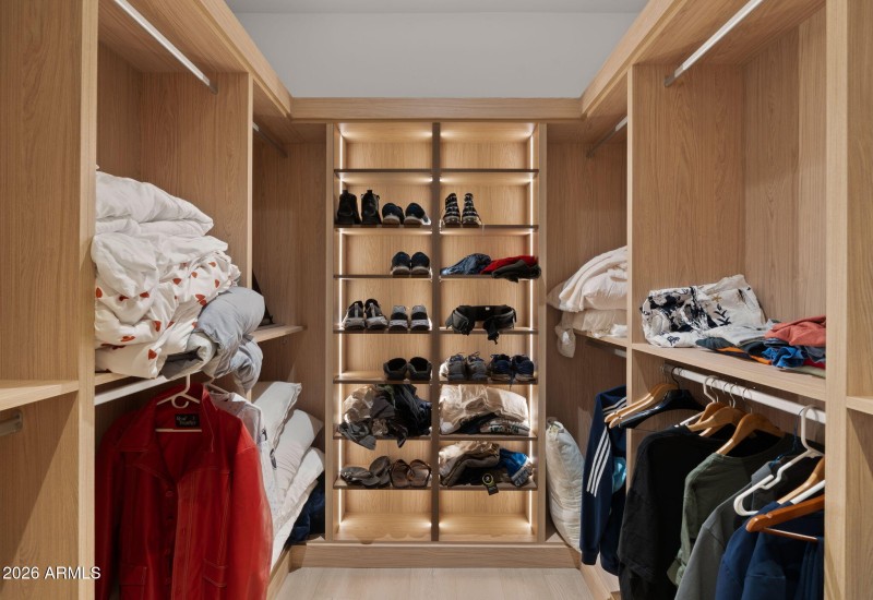 61-web-or-mls-Primary Bedroom15