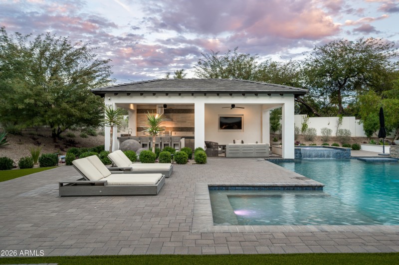 Outdoor Kitchen & Living