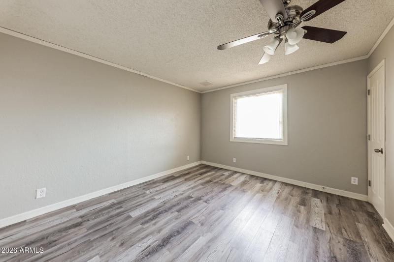 012-photo-main-bedroom-15112922