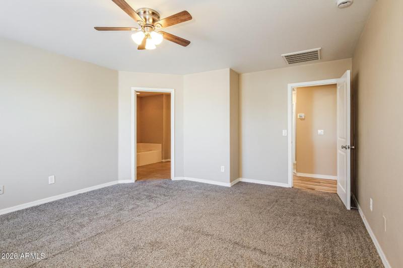 008-photo-main-bedroom-15036960