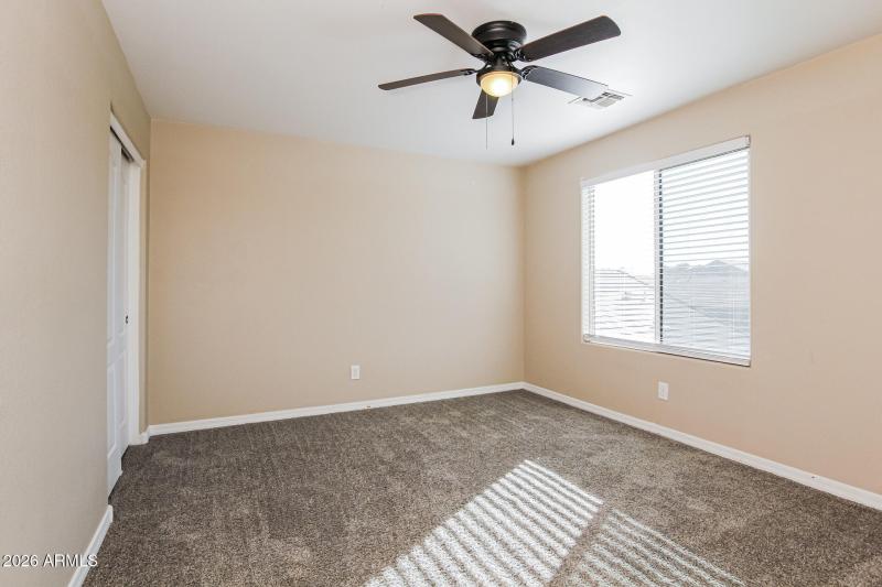 011-photo-bedroom-15036945