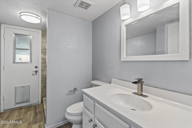 Downstairs Full Bath (Casita Access)