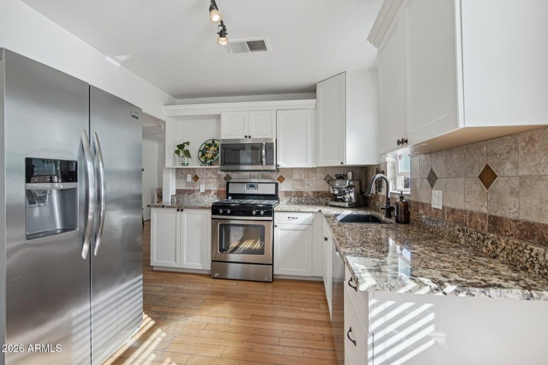 12-web-or-mls-N Mitchell St-S2701-012