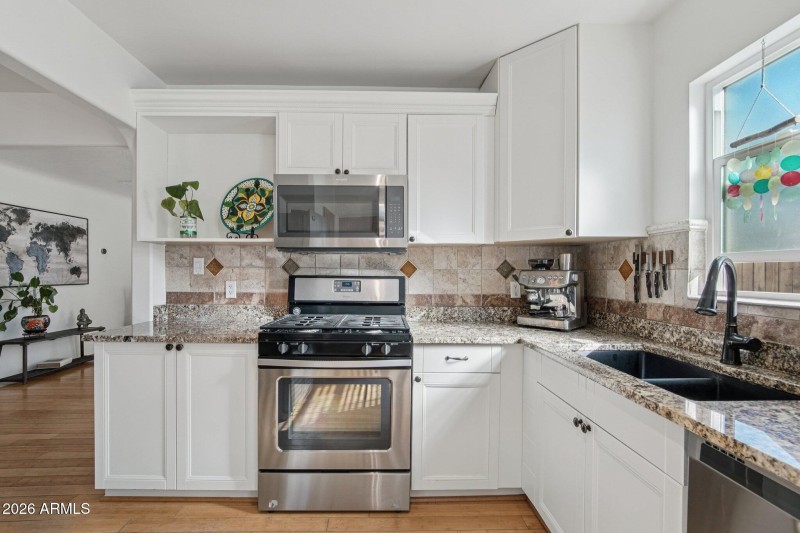 13-web-or-mls-N Mitchell St-S2701-013