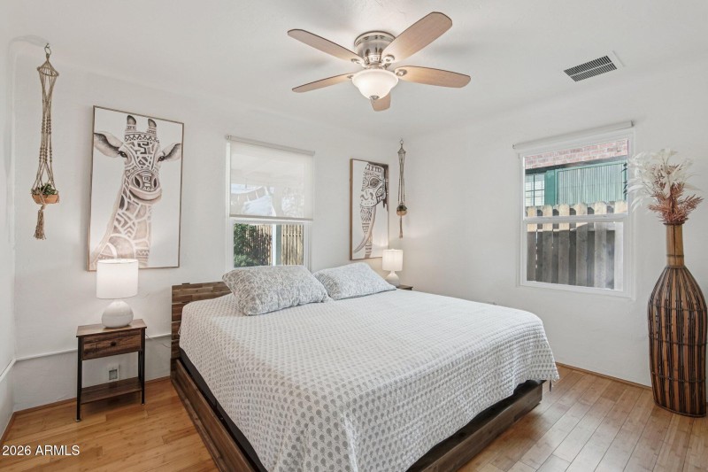 19-web-or-mls-N Mitchell St-S2701-019