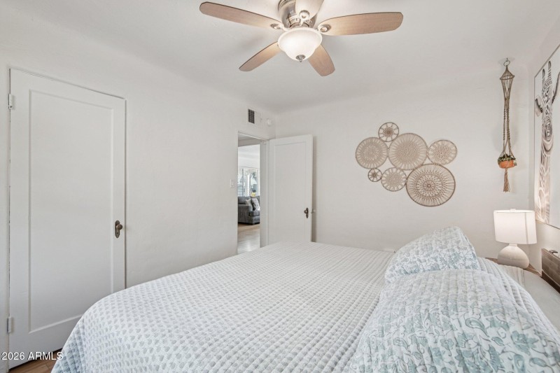 21-web-or-mls-N Mitchell St-S2701-021