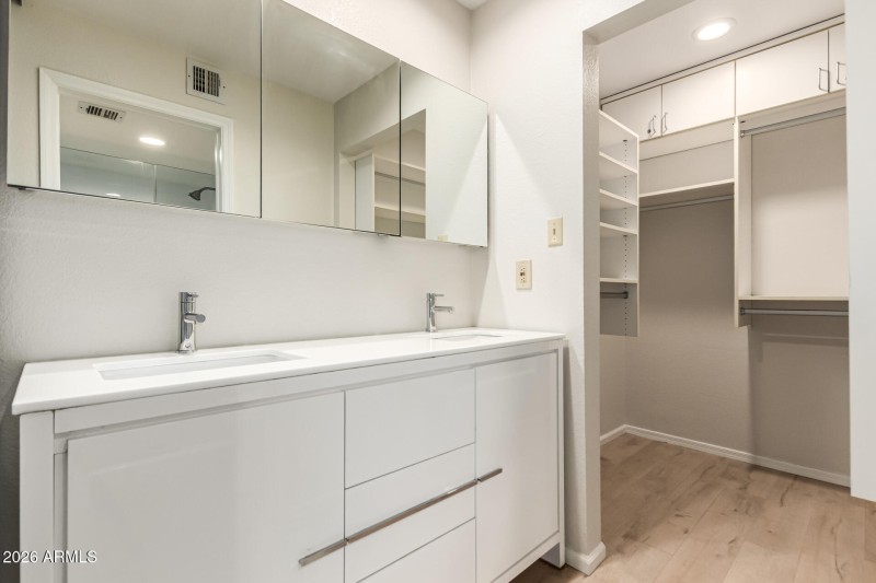 Primary Bathroom w/Walkin Closet