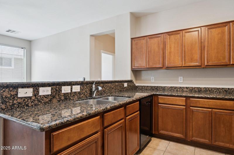 13-web-or-mls-3660-e-hyatt-ln