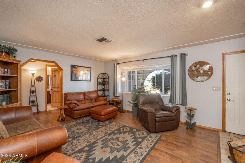 18-web-or-mls-1539-e-arrowhead-ln