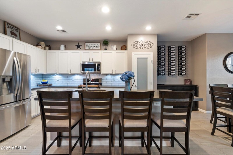 Oversized Island & Dining Area