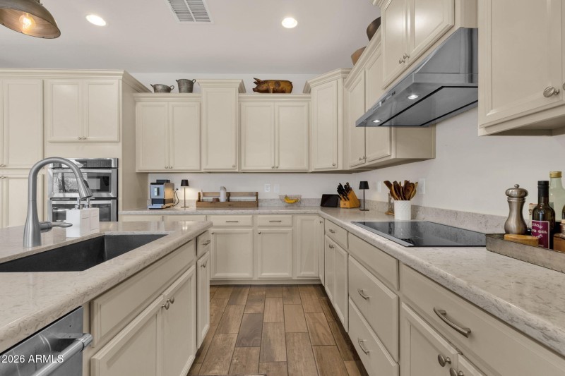 29-web-or-mls-4306-e-erie-st