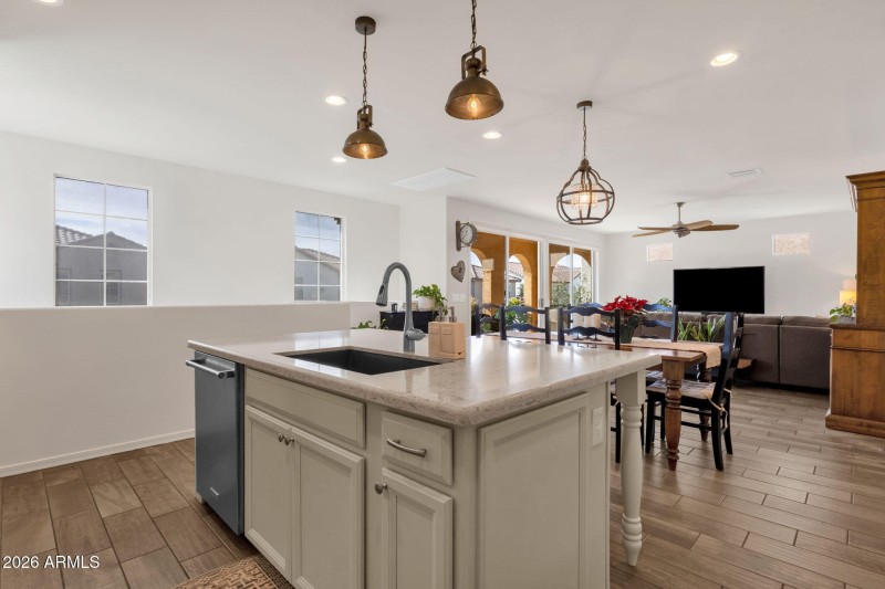 30-web-or-mls-4306-e-erie-st