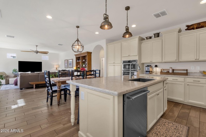 31-web-or-mls-4306-e-erie-st