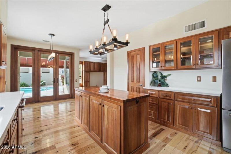 Kitchenw/walk-in pantry