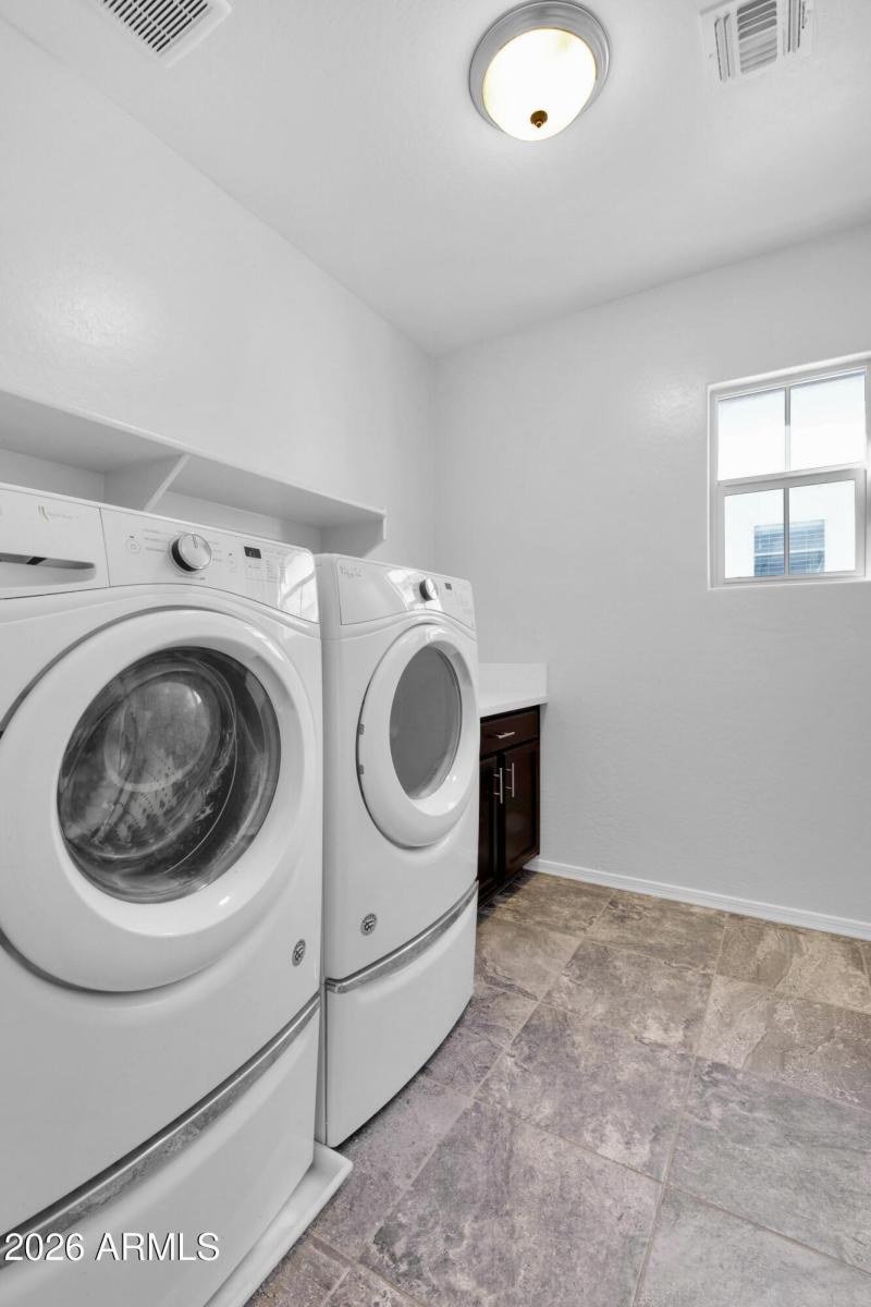 C5B68AF7-FEE5-42AF-B12E-6DD44839121E_1_2