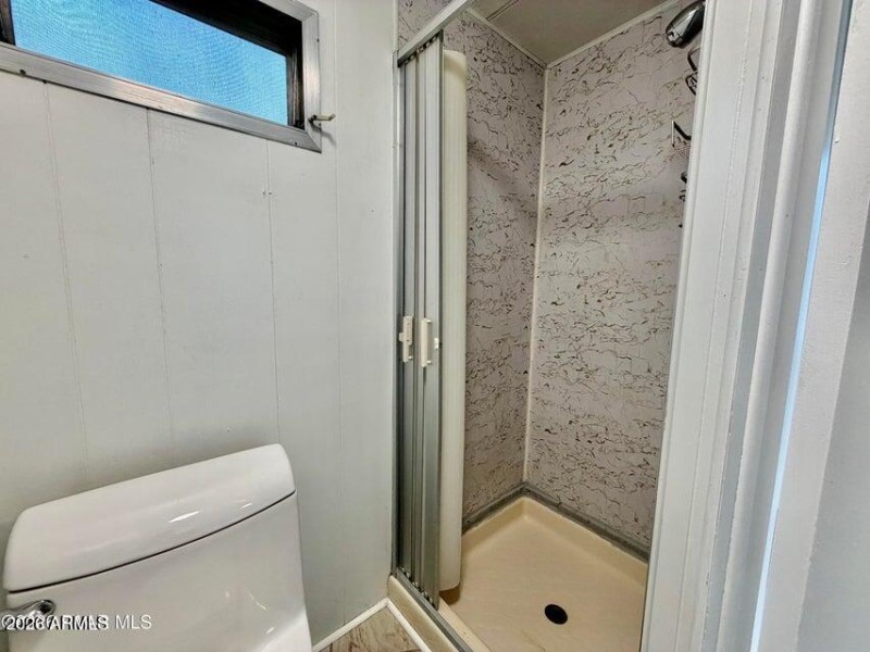 Bedroom 2 Shwr:toilet