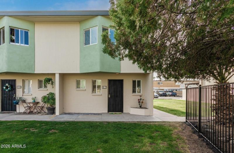 minutes to dining and freeway