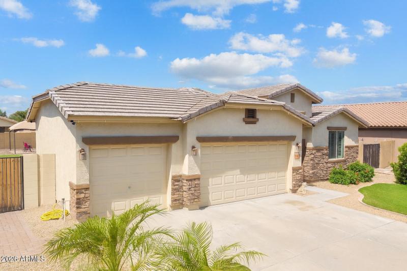 Large side yard too!