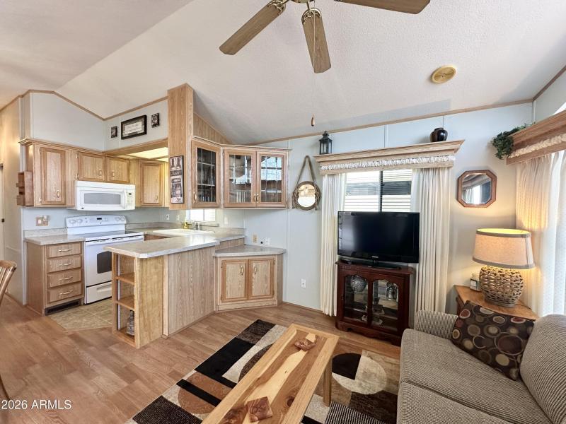 NEUTRAL WARM COLORS THROUGHOUT