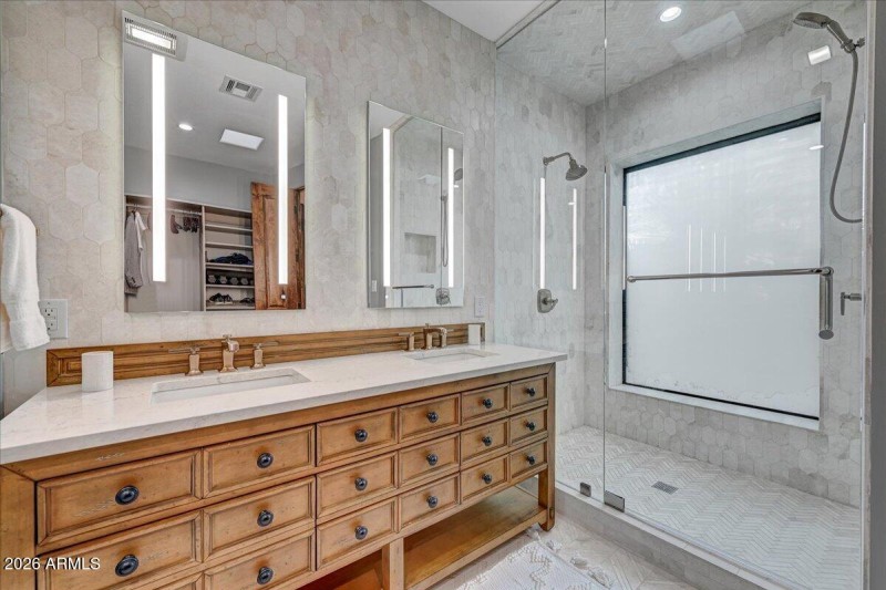 34-Guest Bath-Privacy