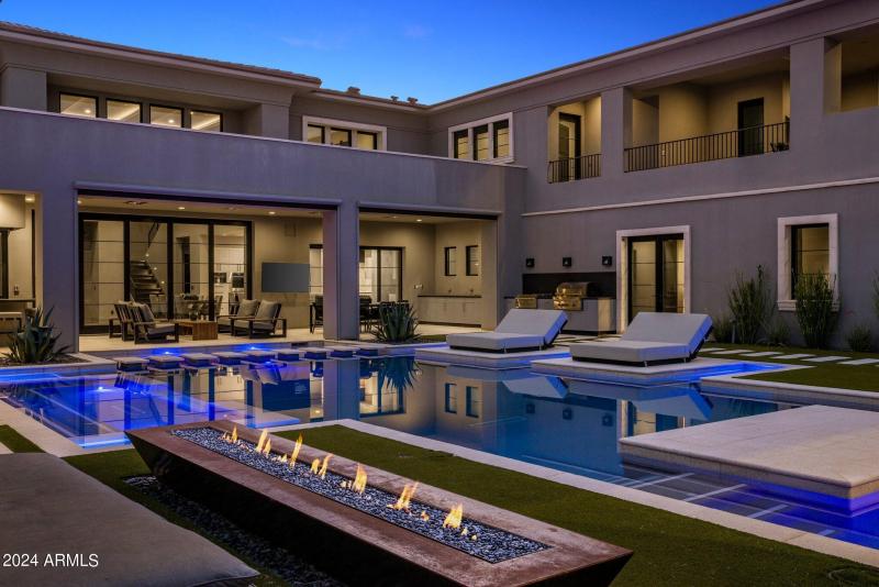 081_Stunning Firepit and Pool