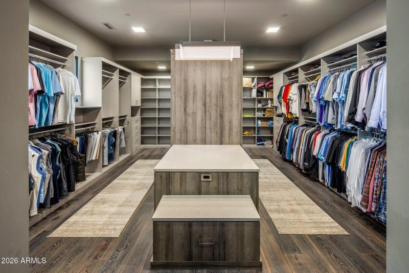 042_Owners Closet