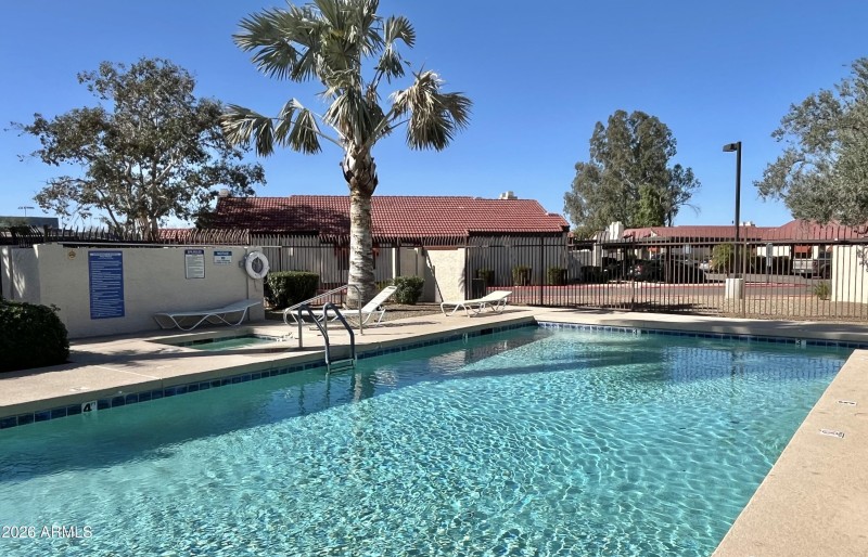 Hoa Pool