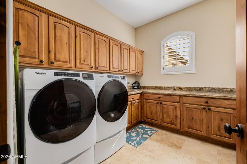 Laurdry area with lots of cabinets