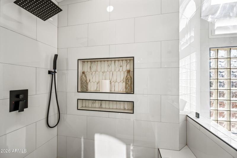 Master Shower with Spray Wand