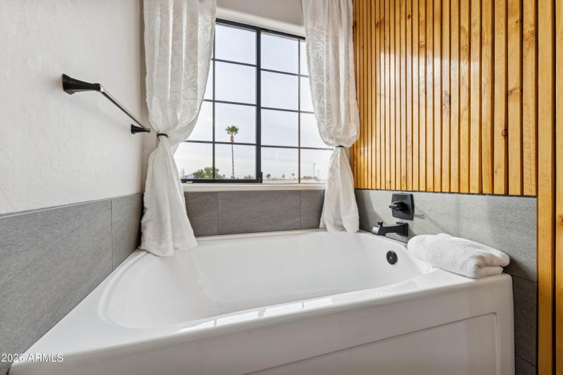 Primary Ensuite Bath, Alt View