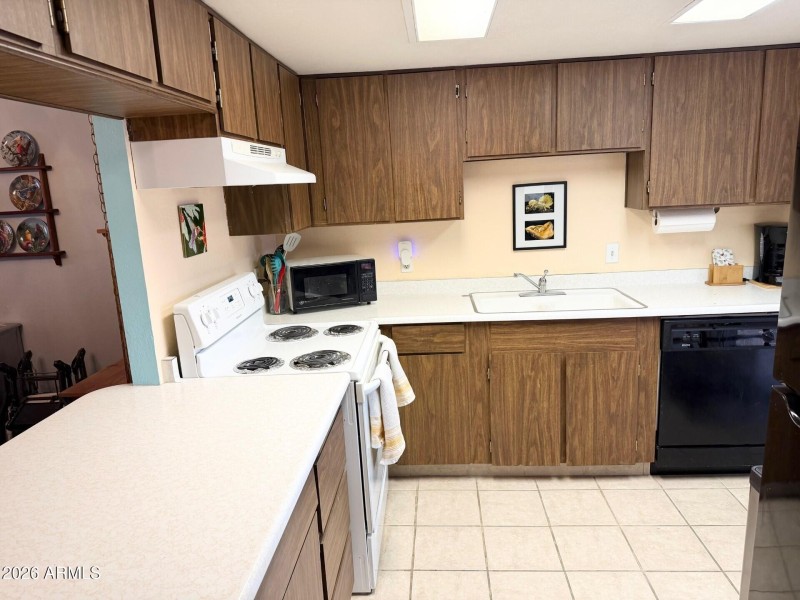 Kitchen w/ Breakfast BarStorage