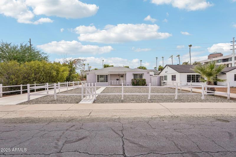 1-web-or-mls-E Cheery Lynn Rd-S2009-001