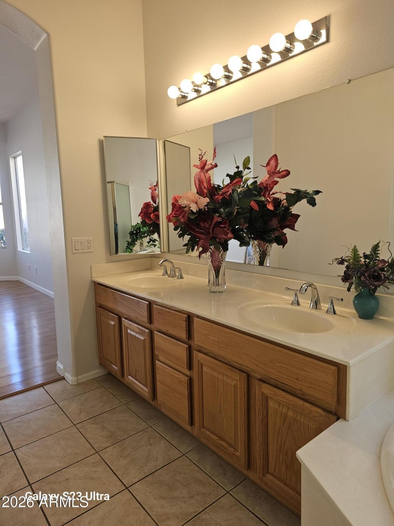 2 sinks.full bath w/ sep.tub/shower