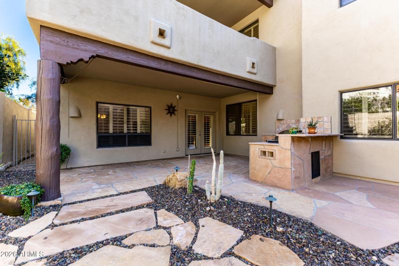 Covered patio/BBQ area