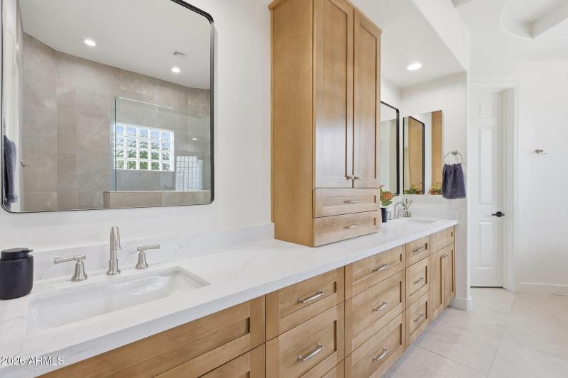 Dual vanity