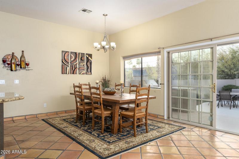 Virtually staged dinning area