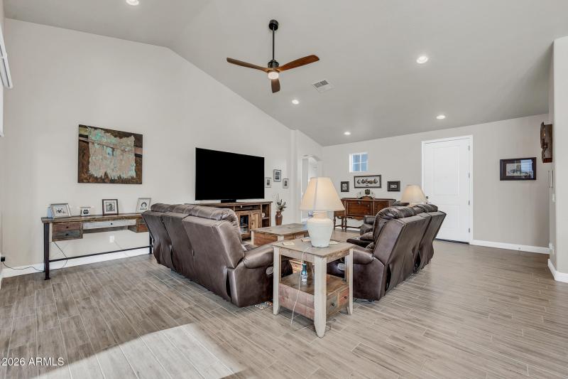 565 W Perkins St-18_(2048)