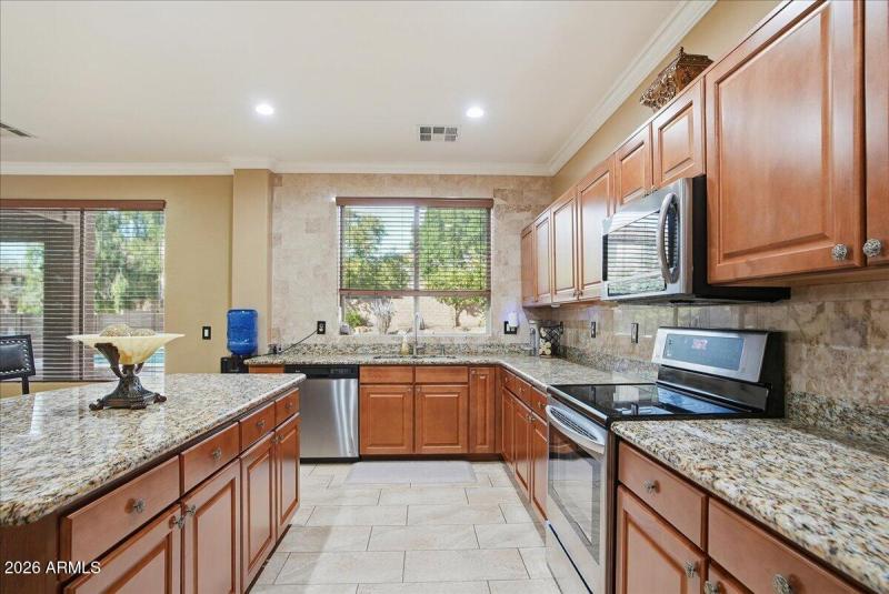 14-2414 W Florentine Rd_RedHogMedia